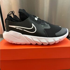 New in Box Nike Flex Runner 2 Black/White size 4Y